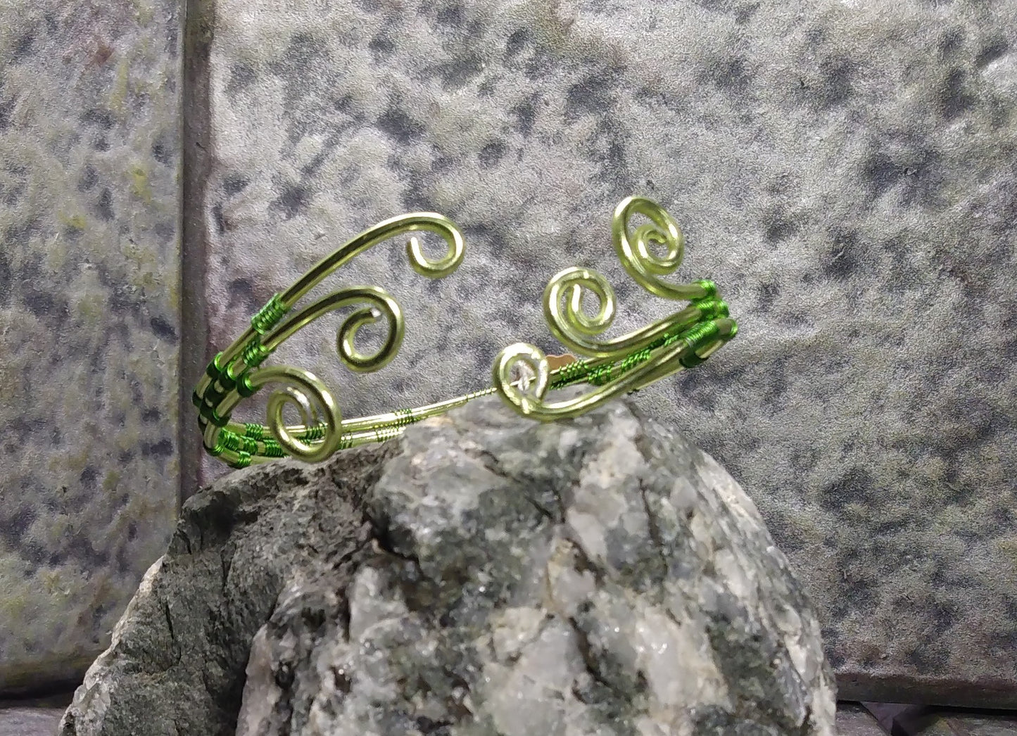 elegant green swirls bracelet